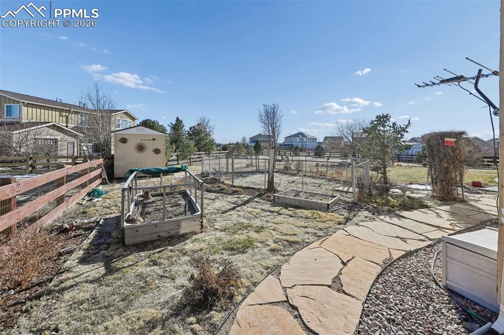 Image 32 of 37: Yard