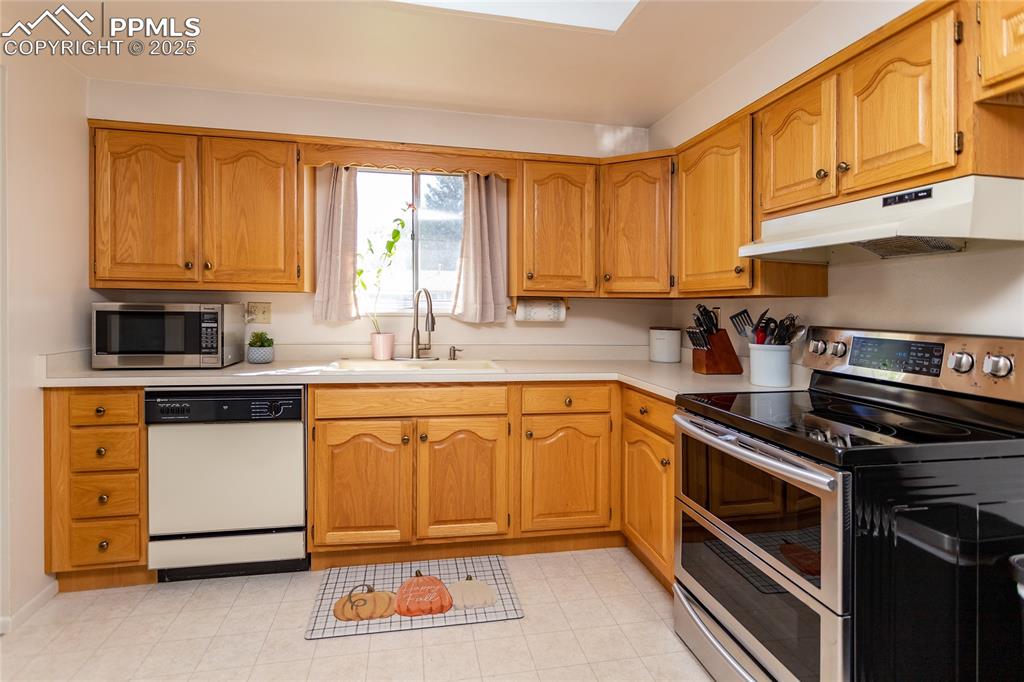 Image 11 of 40: Kitchen