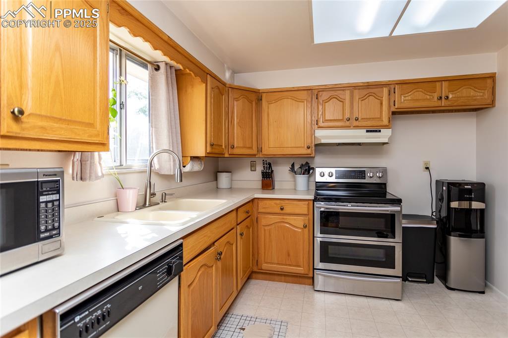 Image 12 of 40: Kitchen