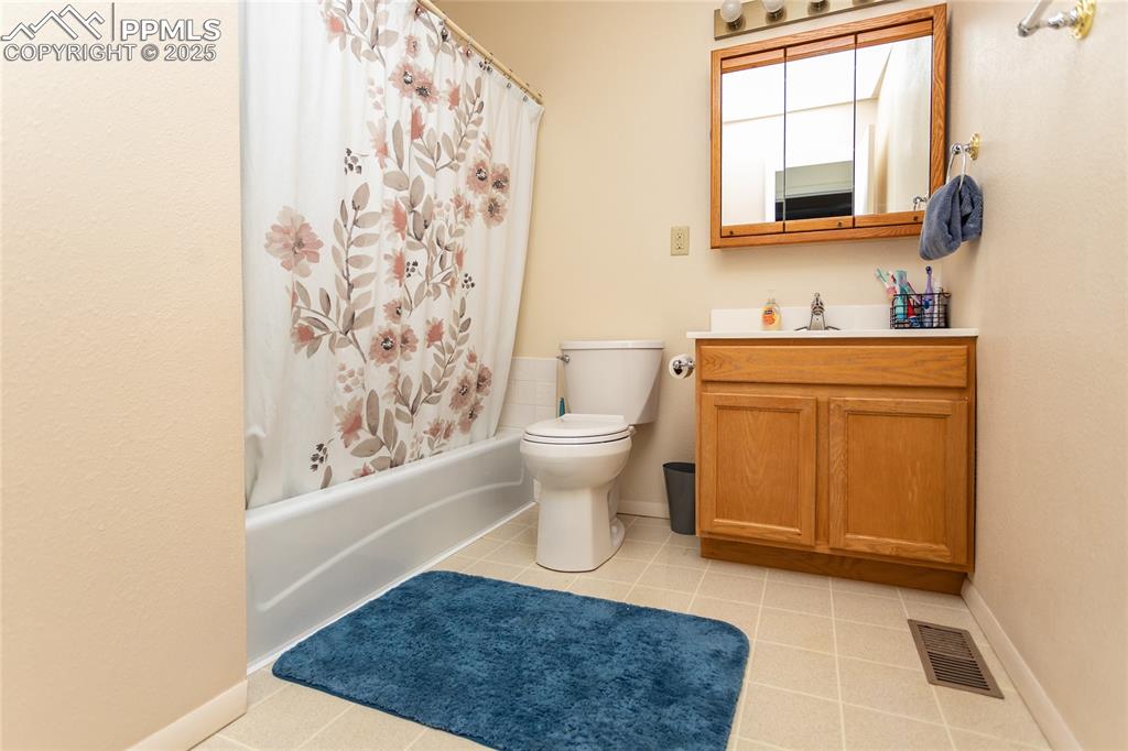 Image 20 of 40: Main Lvl Full Bath