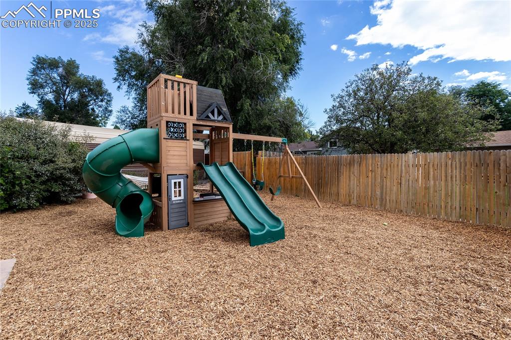 Image 34 of 40: Back yard - PLAY STRUCTURE STAYS !
