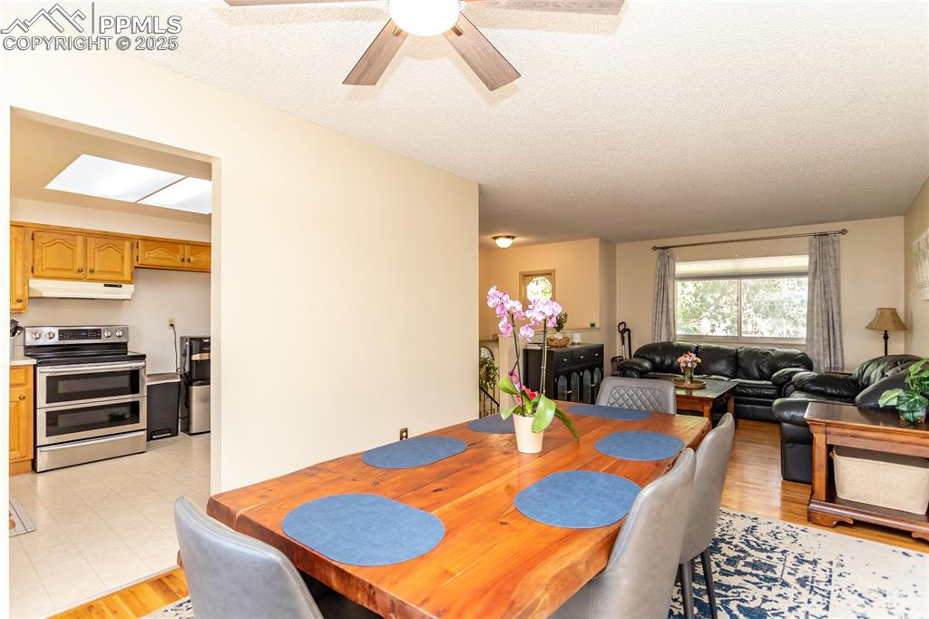 Image 6 of 40: Dining Area