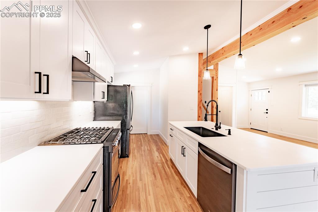 Image 4 of 39: Kitchen