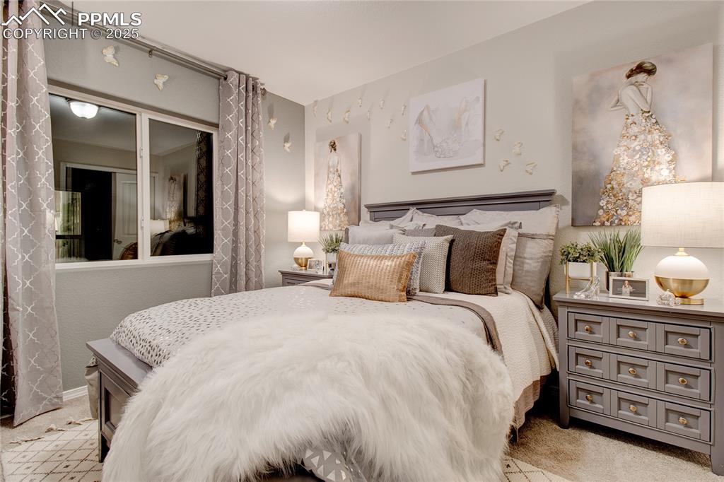 Image 27 of 27: Bedroom