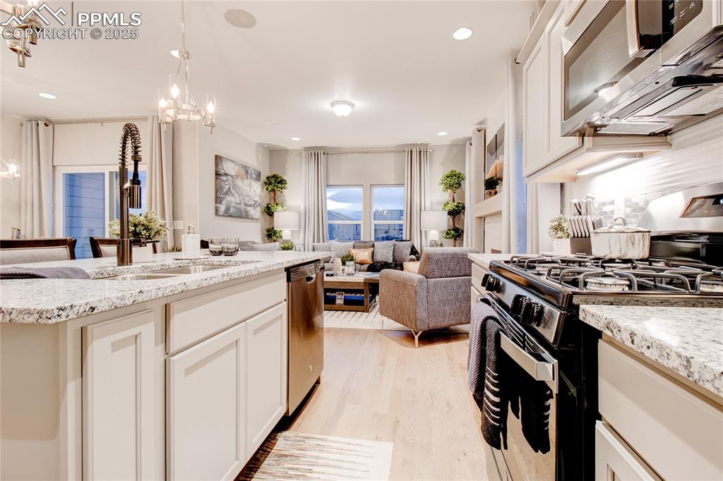 Image 7 of 27: Kitchen