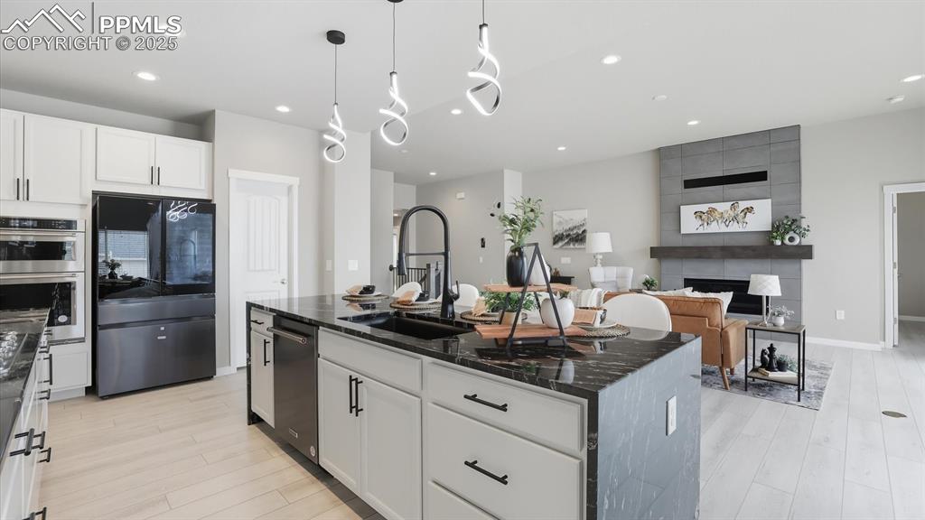 Image 15 of 50: The Kitchen overlooks the Great Room, great for entertaining.