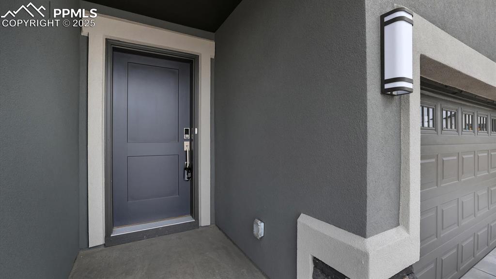 Image 5 of 50: Front door entry.