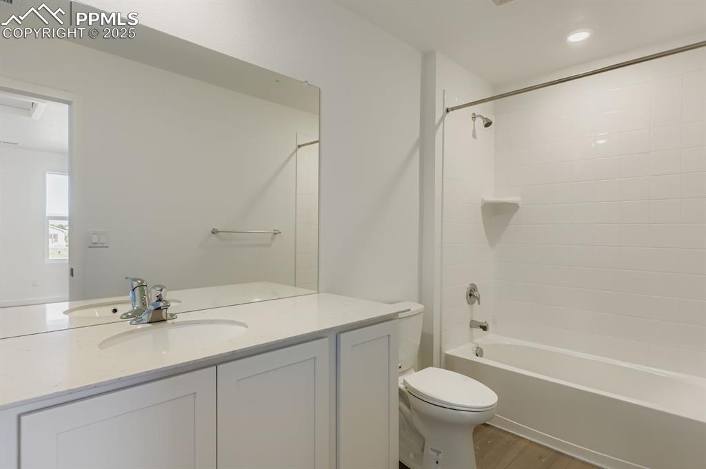 Image 10 of 12: Bathroom