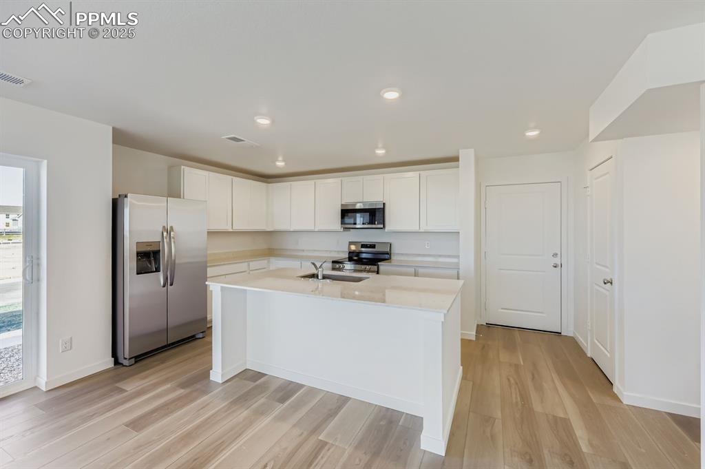 Image 4 of 12: Kitchen