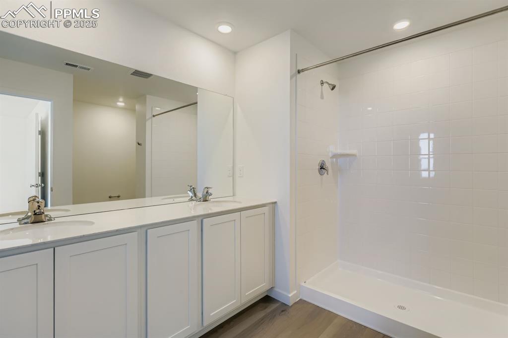 Image 7 of 12: Bathroom