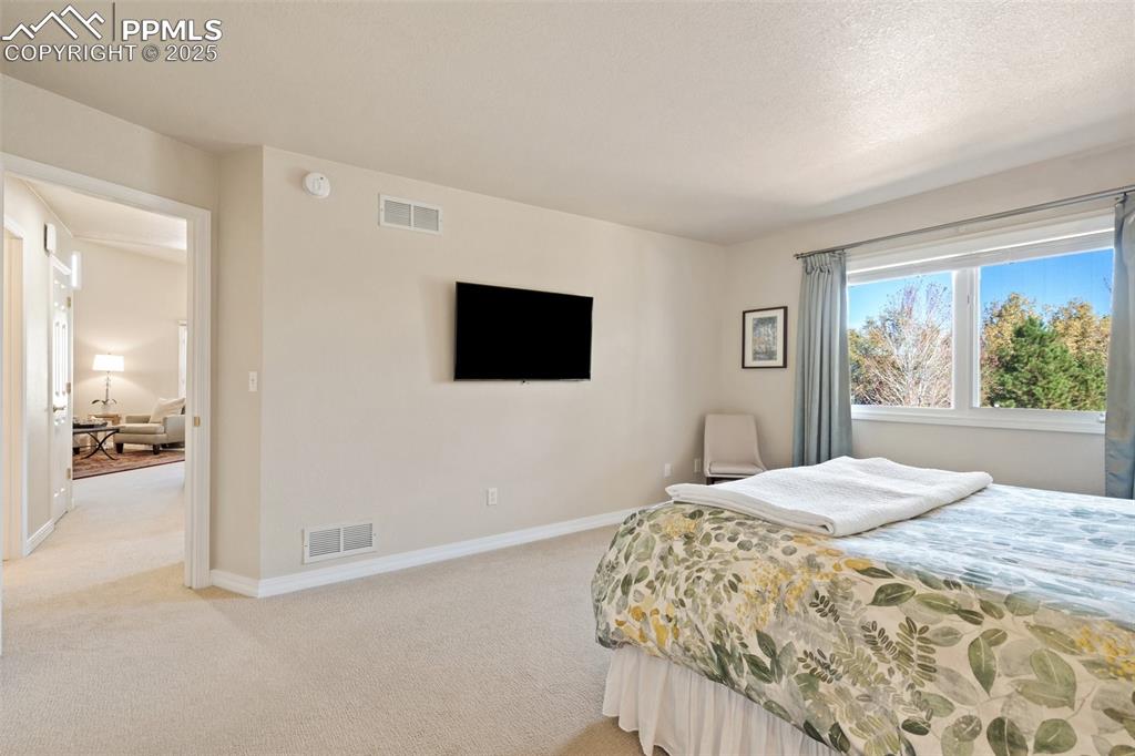 Image 17 of 37: Bedroom