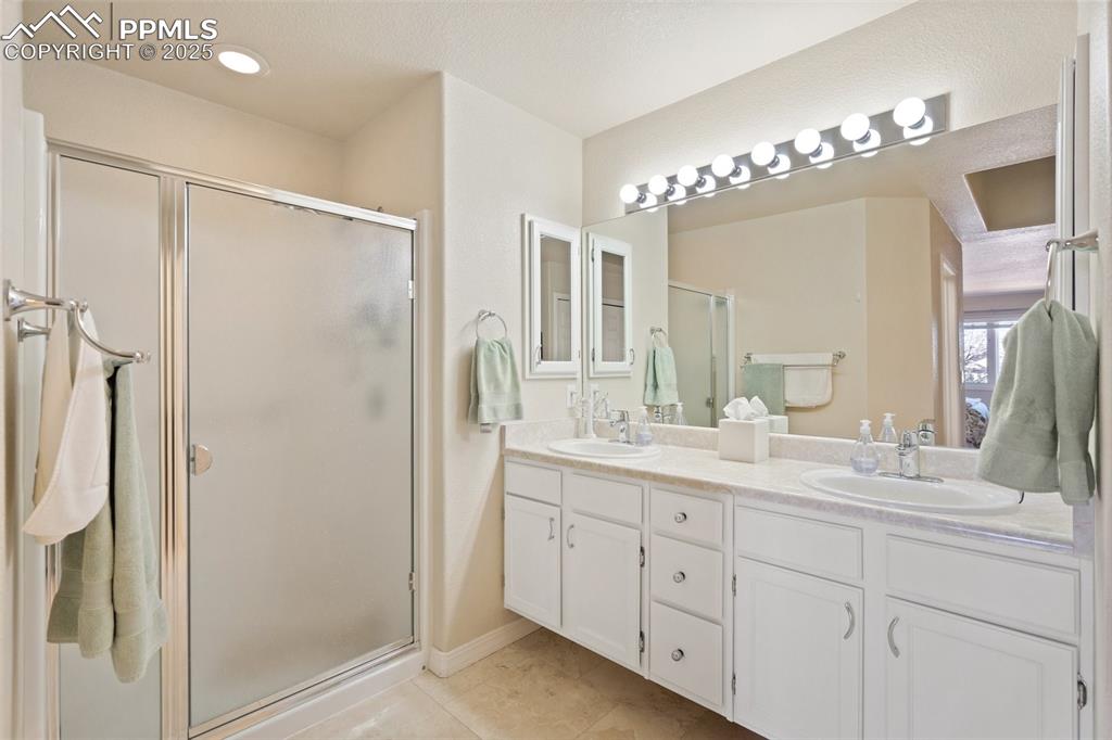 Image 18 of 37: Bathroom
