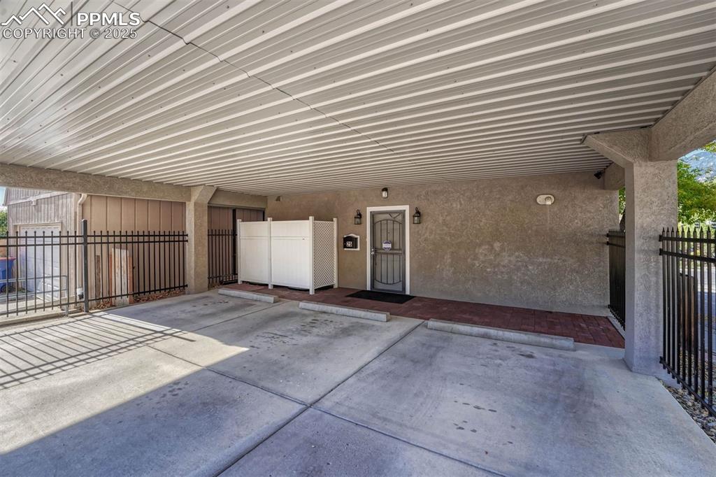 Image 15 of 50: Parking