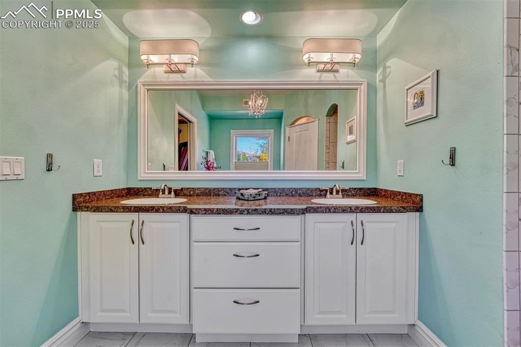 Image 29 of 50: Bathroom