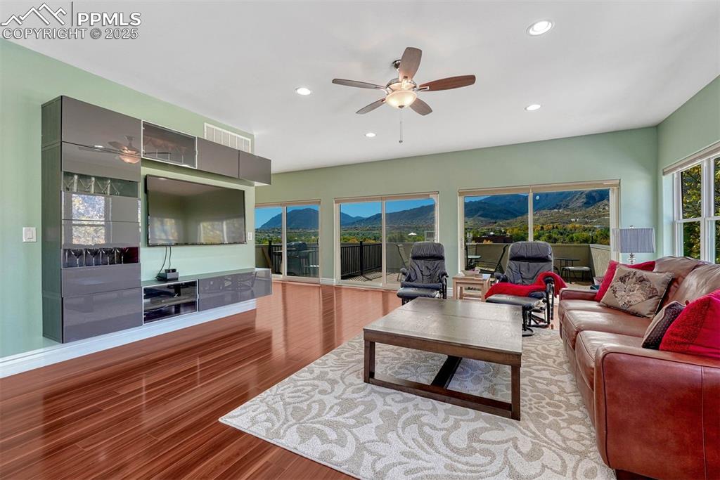 Image 32 of 50: Living Room