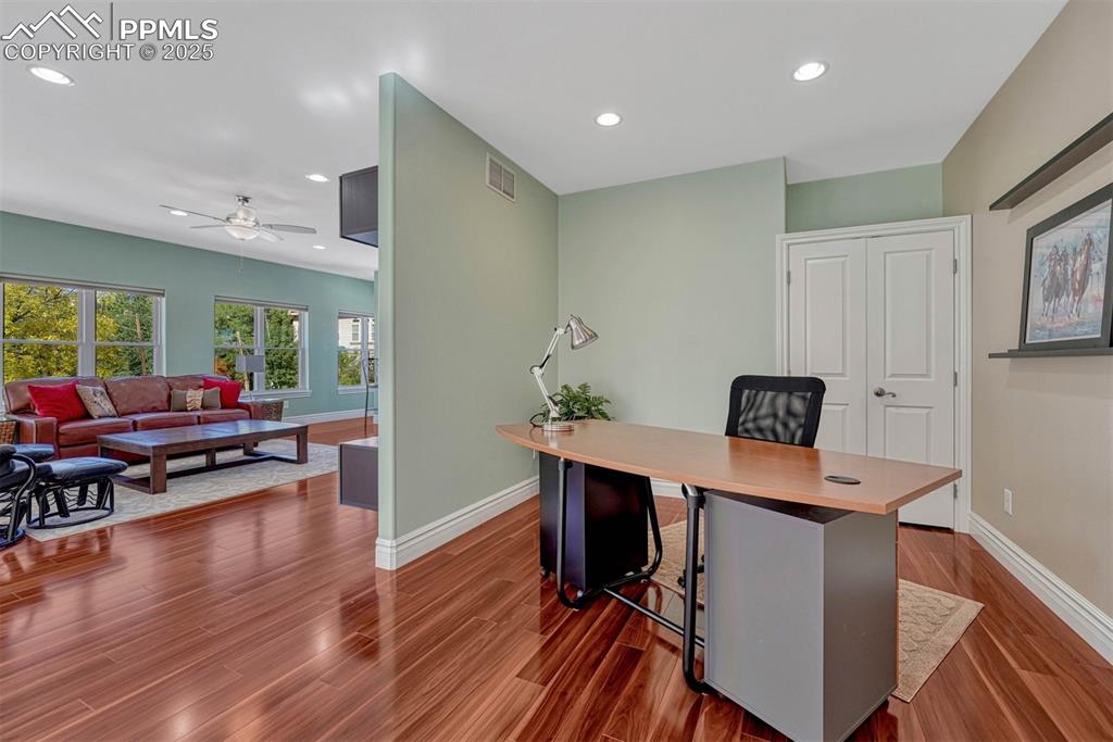 Image 38 of 50: Office