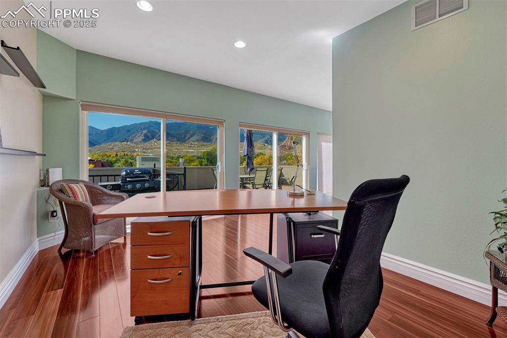 Image 40 of 50: Office