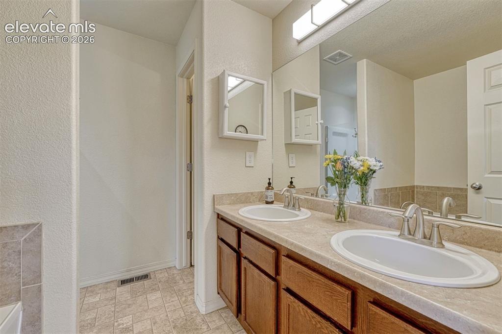 Image 10 of 50: Bathroom