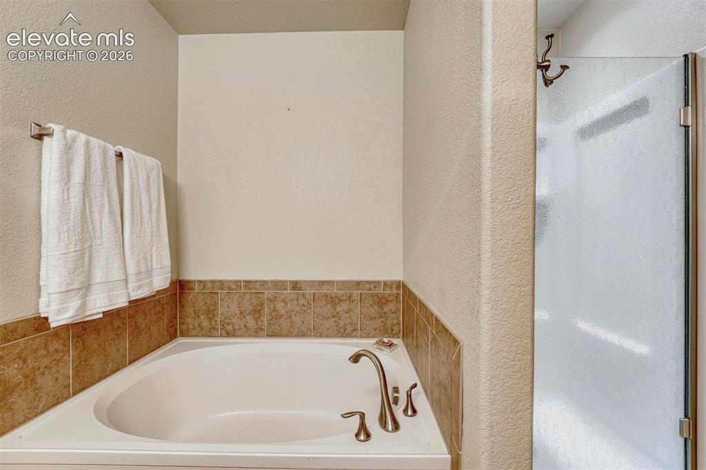 Image 11 of 50: Bathroom