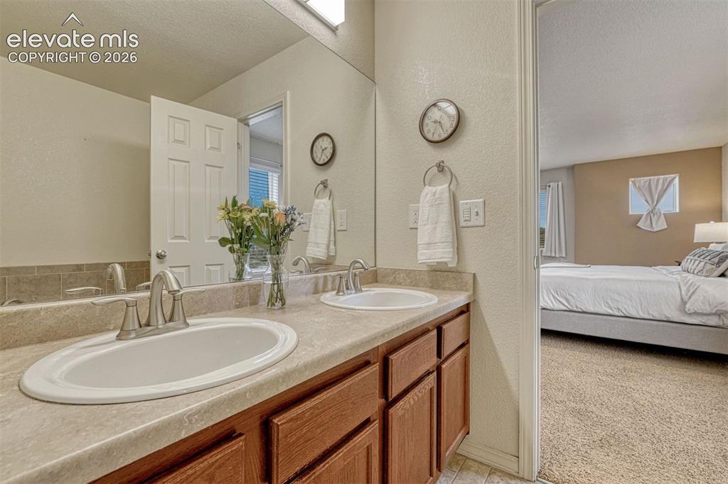 Image 12 of 50: Bathroom