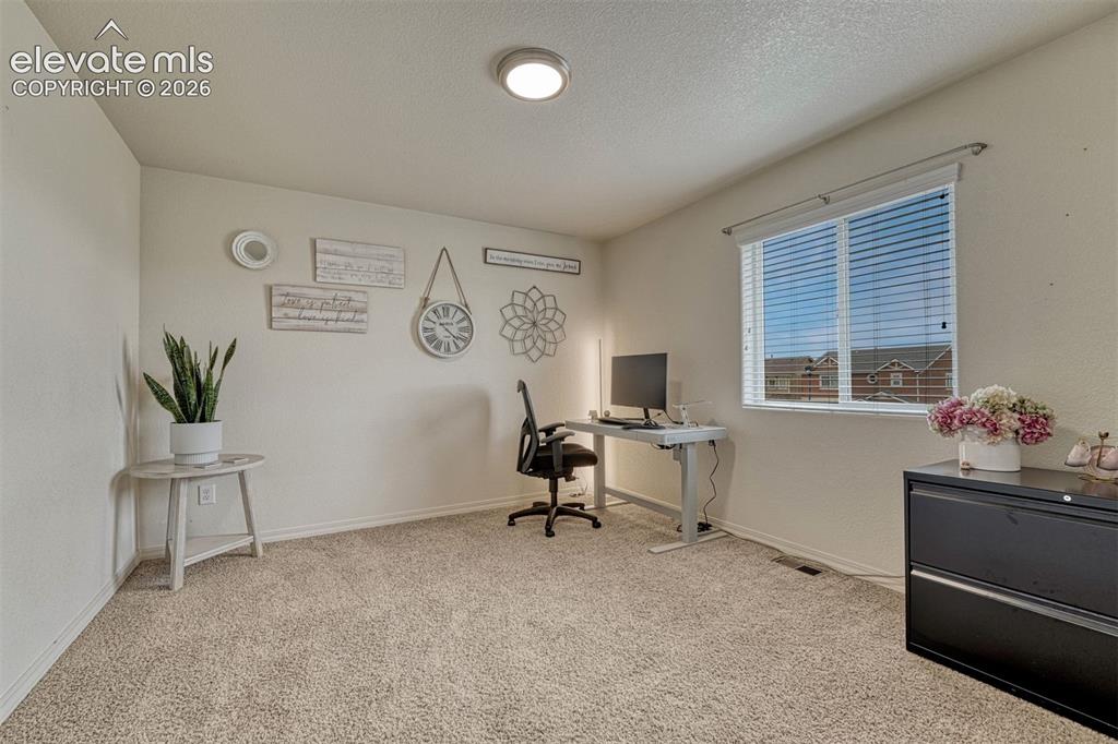 Image 19 of 50: Office