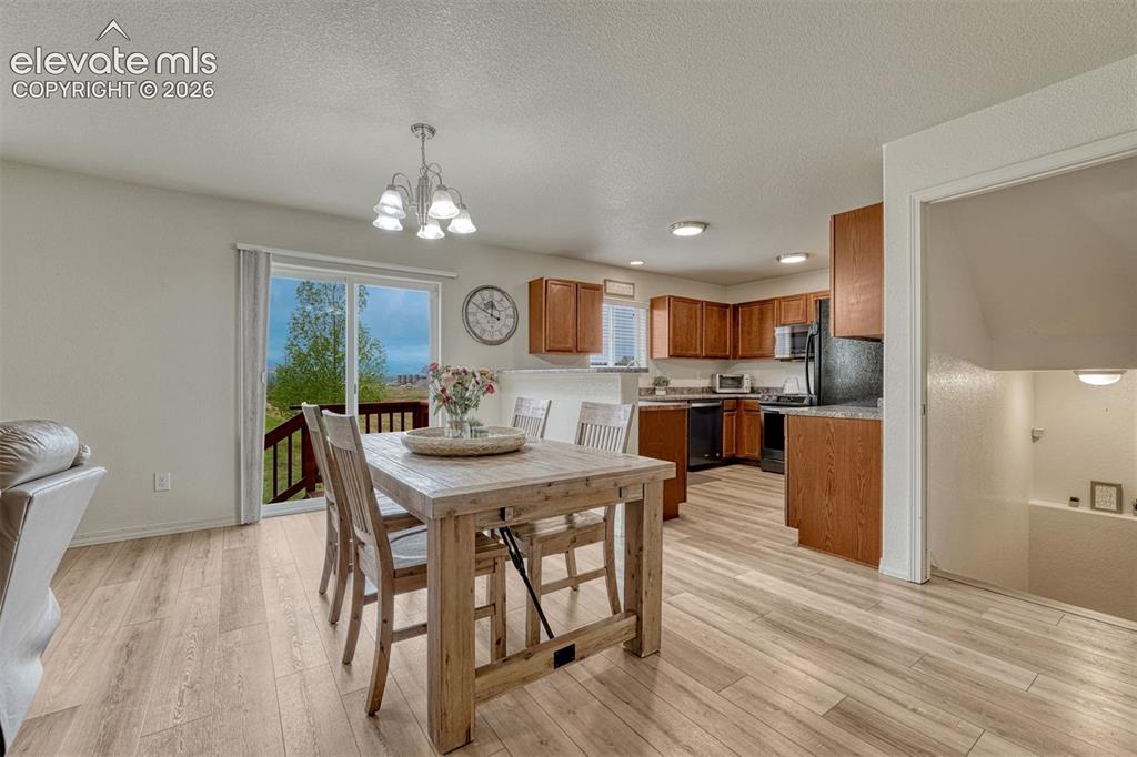 Image 33 of 50: Dining Area