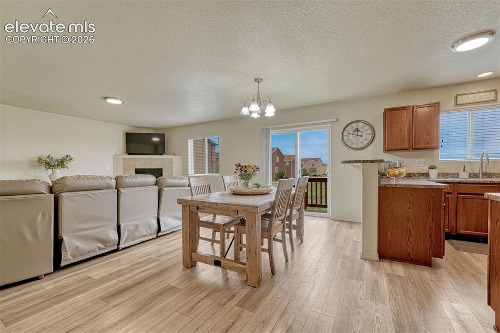 Image 7 of 50: Dining Area