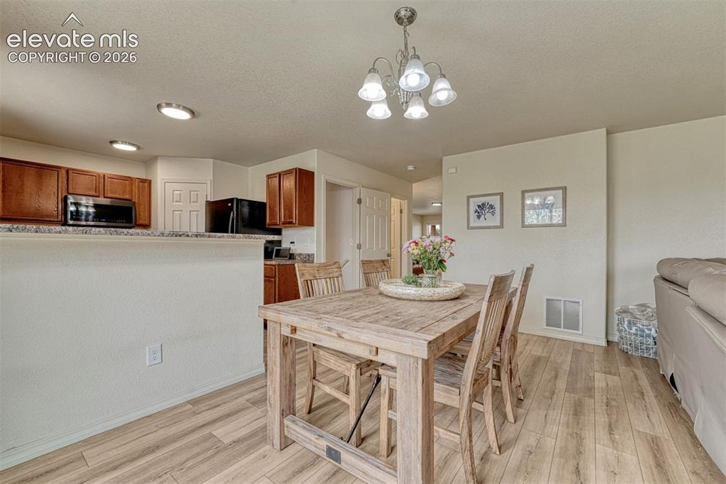 Image 8 of 50: Dining Area