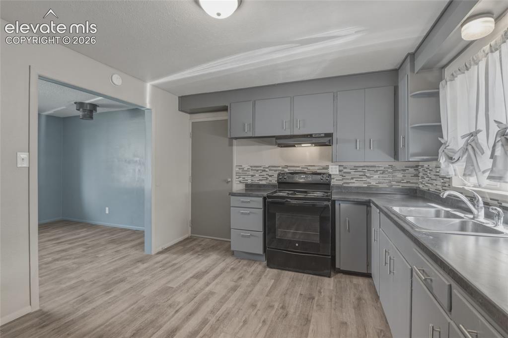 Image 11 of 29: Kitchen