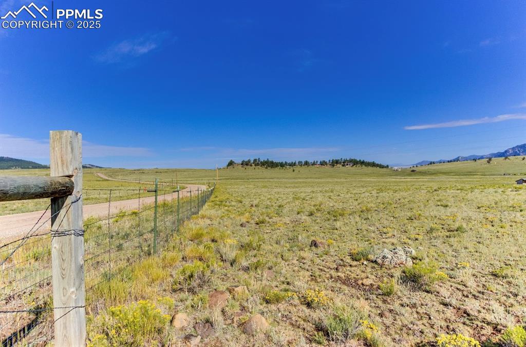 Image 24 of 33: Yard