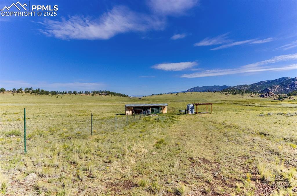 Image 25 of 33: Yard