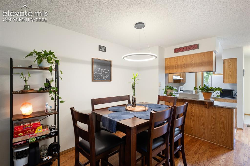 Image 11 of 32: Dining Area