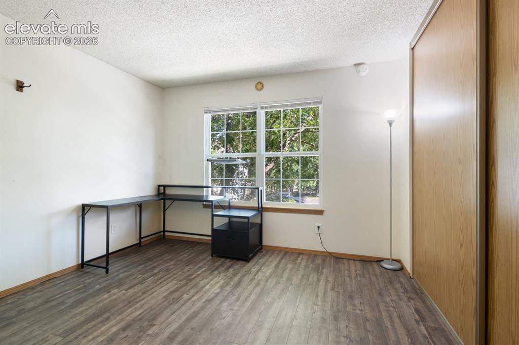 Image 16 of 32: Office