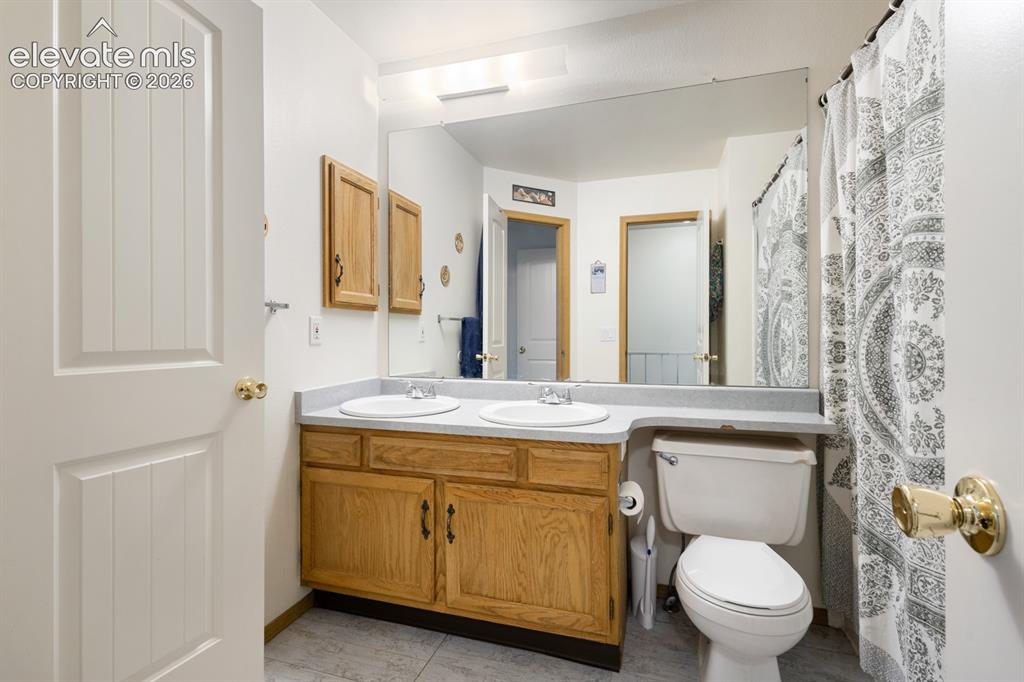 Image 17 of 32: Bathroom