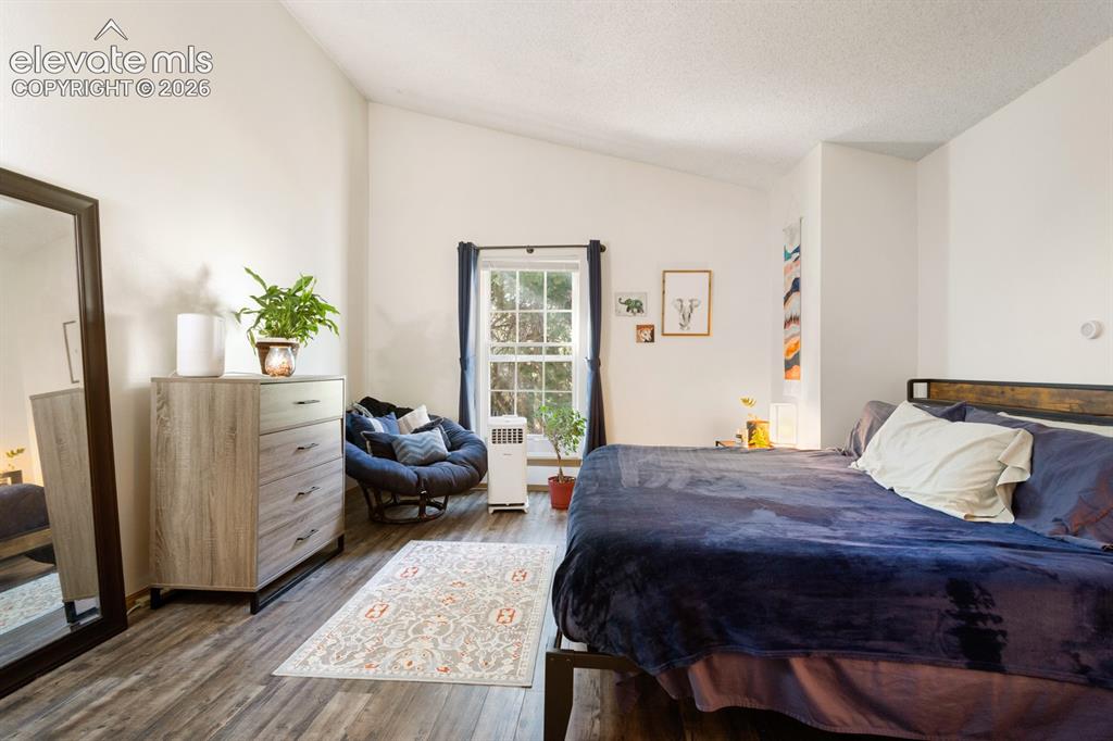 Image 19 of 32: Bedroom