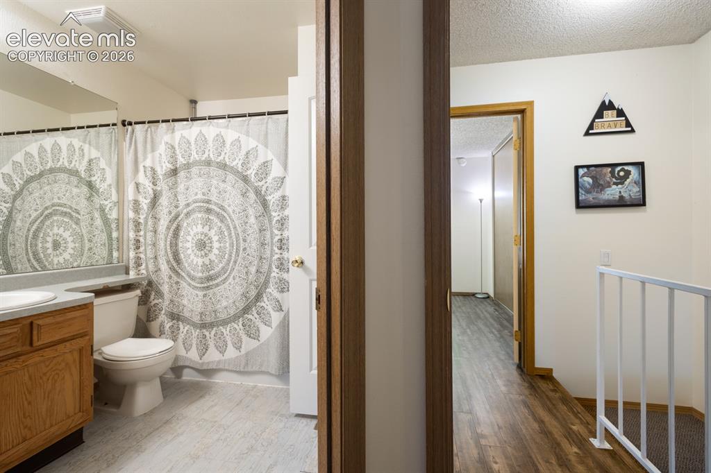 Image 23 of 32: Bathroom