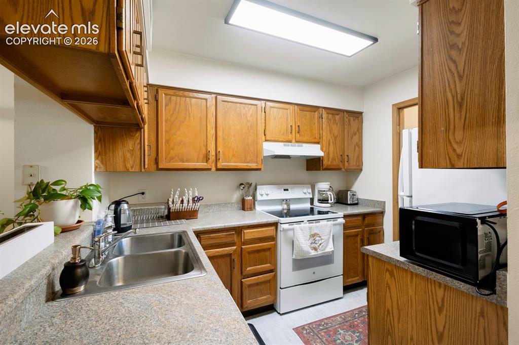 Image 8 of 32: Kitchen