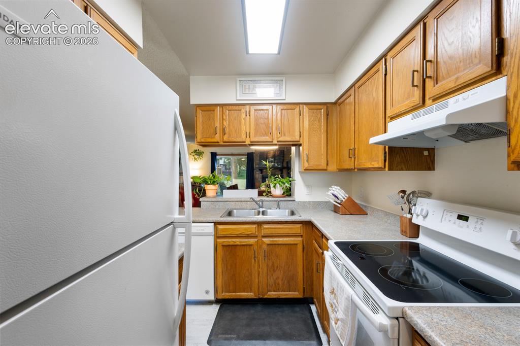 Image 9 of 32: Kitchen