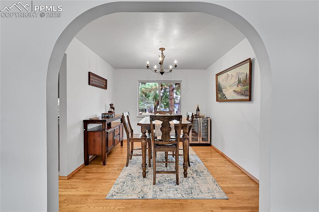 Image 10 of 45: Dining Area