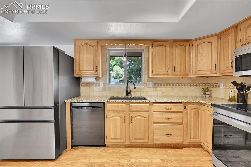 Image 13 of 45: Kitchen