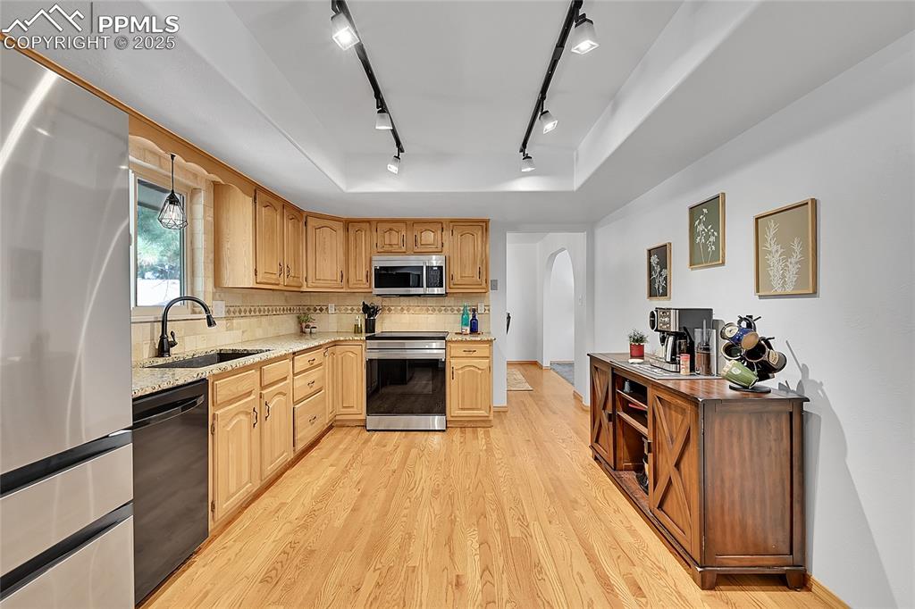 Image 14 of 45: Kitchen