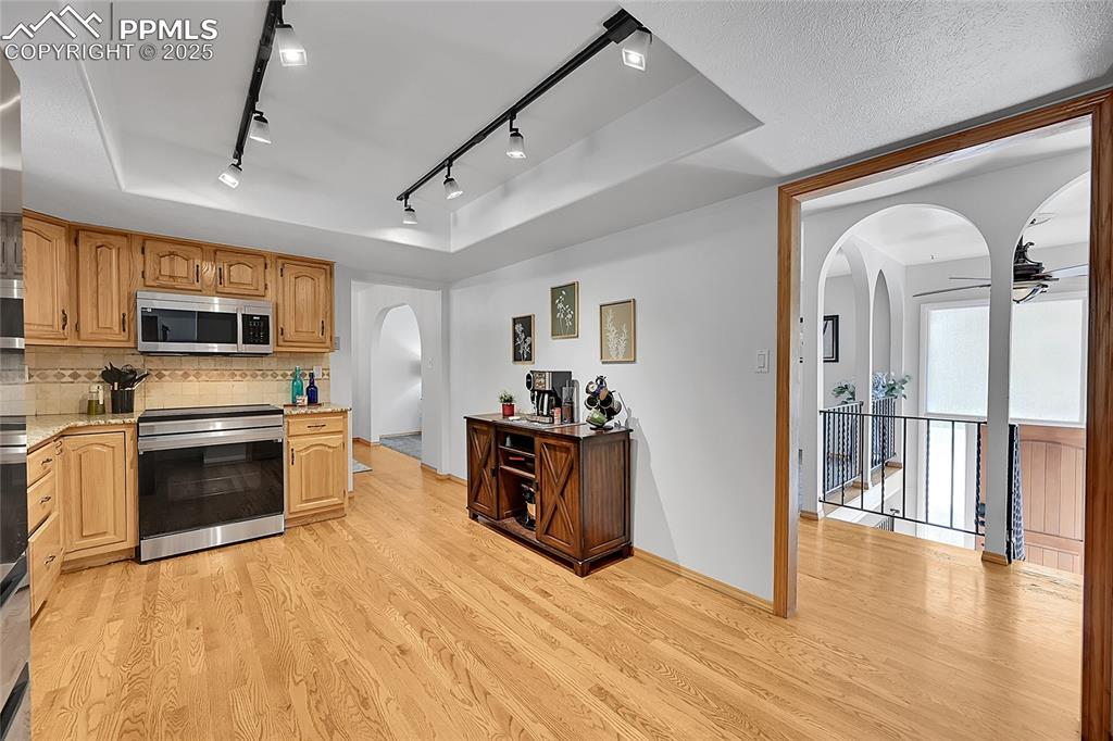 Image 15 of 45: Kitchen