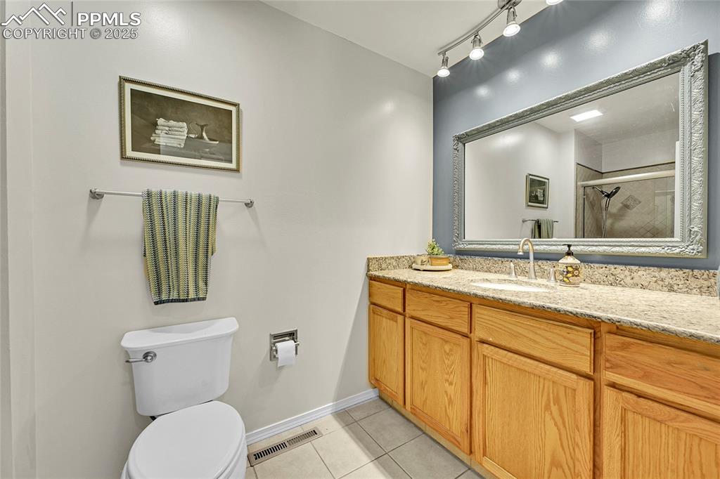 Image 23 of 45: Bathroom