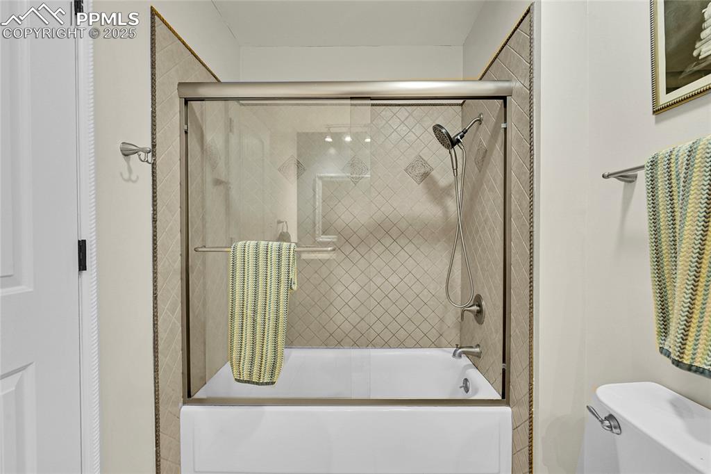 Image 24 of 45: Bathroom