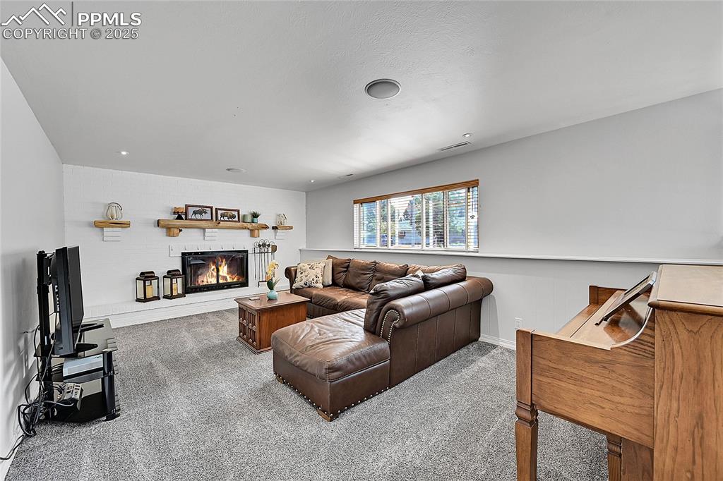 Image 25 of 45: Living Room