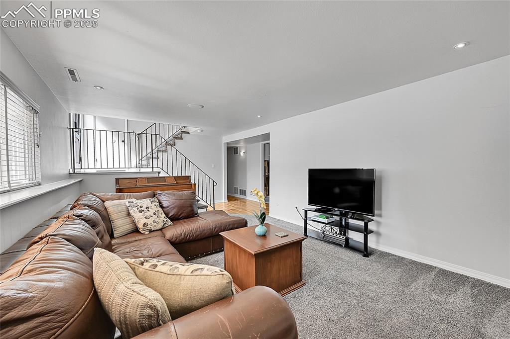 Image 26 of 45: Living Room