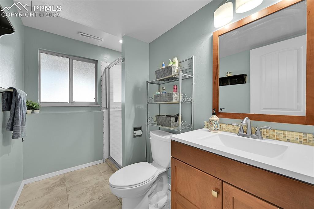 Image 28 of 45: Bathroom