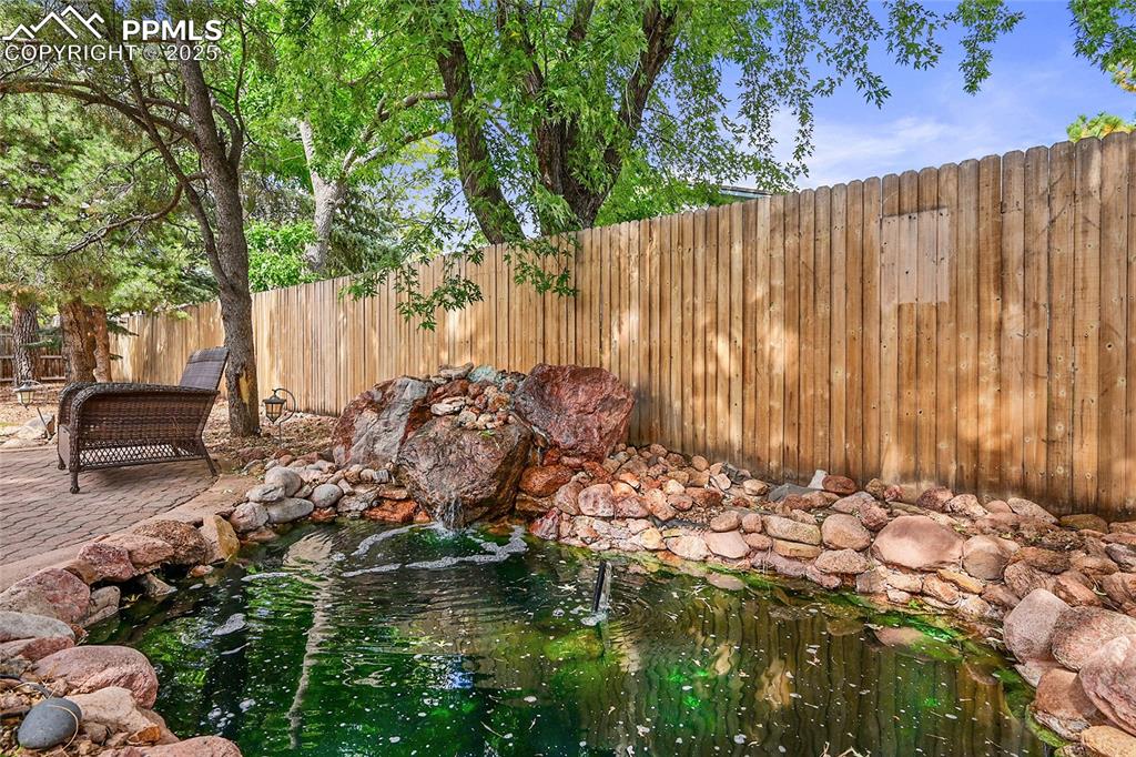 Image 36 of 45: Yard