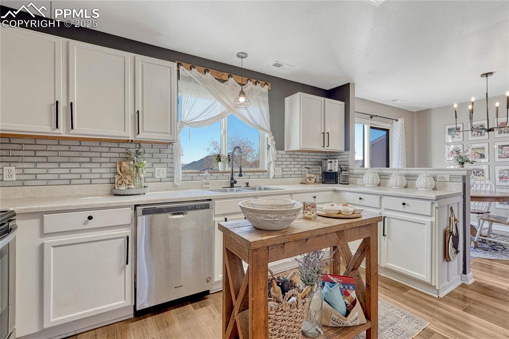 Image 12 of 35: Kitchen