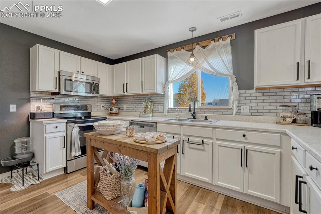 Image 14 of 35: Kitchen